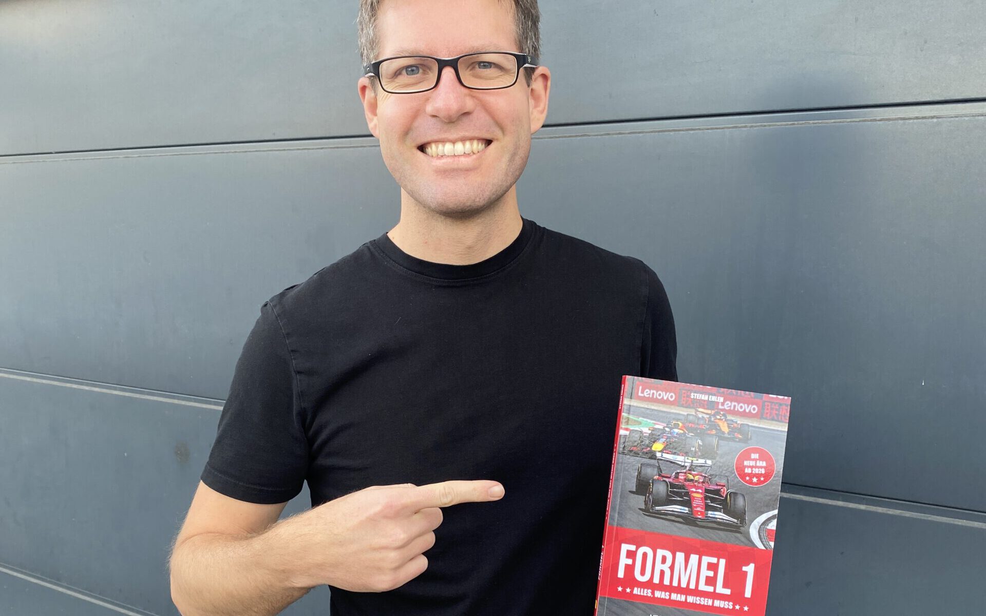 Stefan Ehlen mit dem neuen Buch "Formel 1: Alles, was man wissen muss"